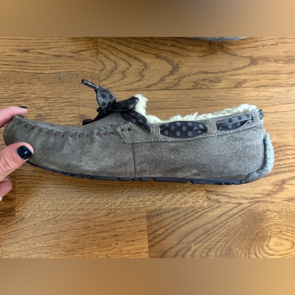 UGG Dakota 78 Moccasins Shearling Gray Suede Navy Blue Polk a Dot Ribbon Size 7 - Picture 8 of 13